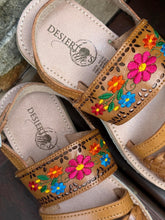 Load image into Gallery viewer, Flor Huaraches
